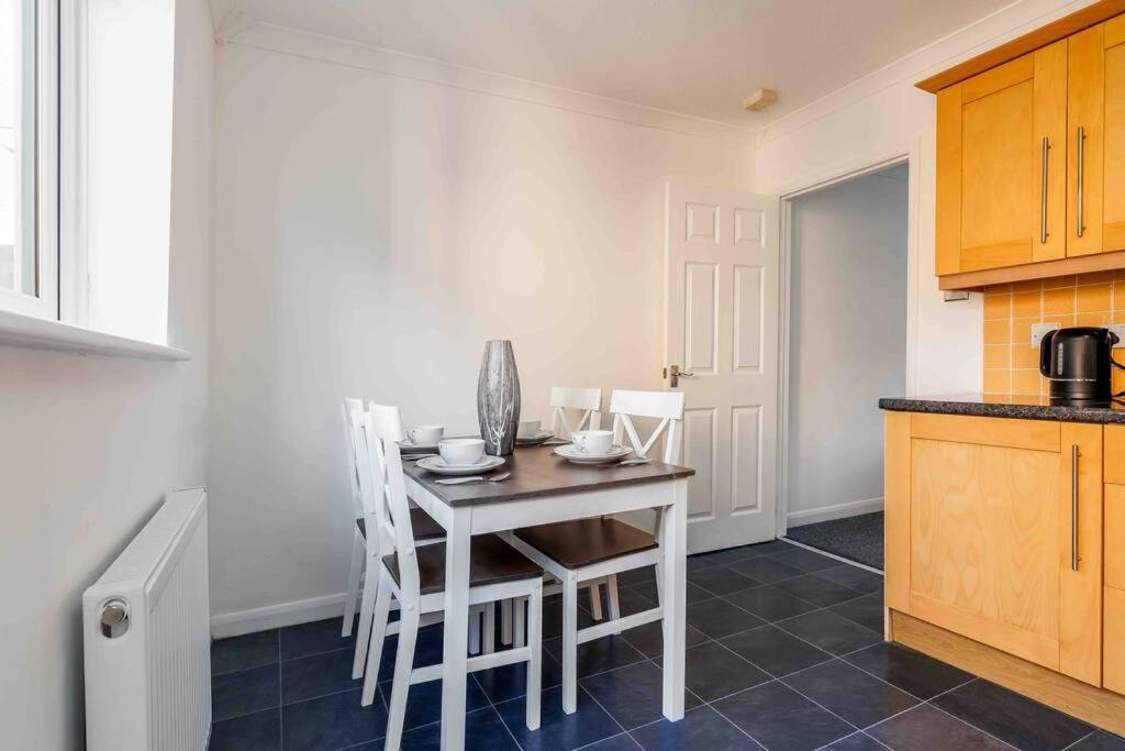 2 Bedroom House-Driveway - Bournemouth Hospital - Long Stay Discounts - Lima Apartments Ltd 외부 사진