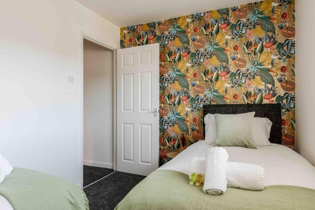 2 Bedroom House-Driveway - Bournemouth Hospital - Long Stay Discounts - Lima Apartments Ltd 외부 사진