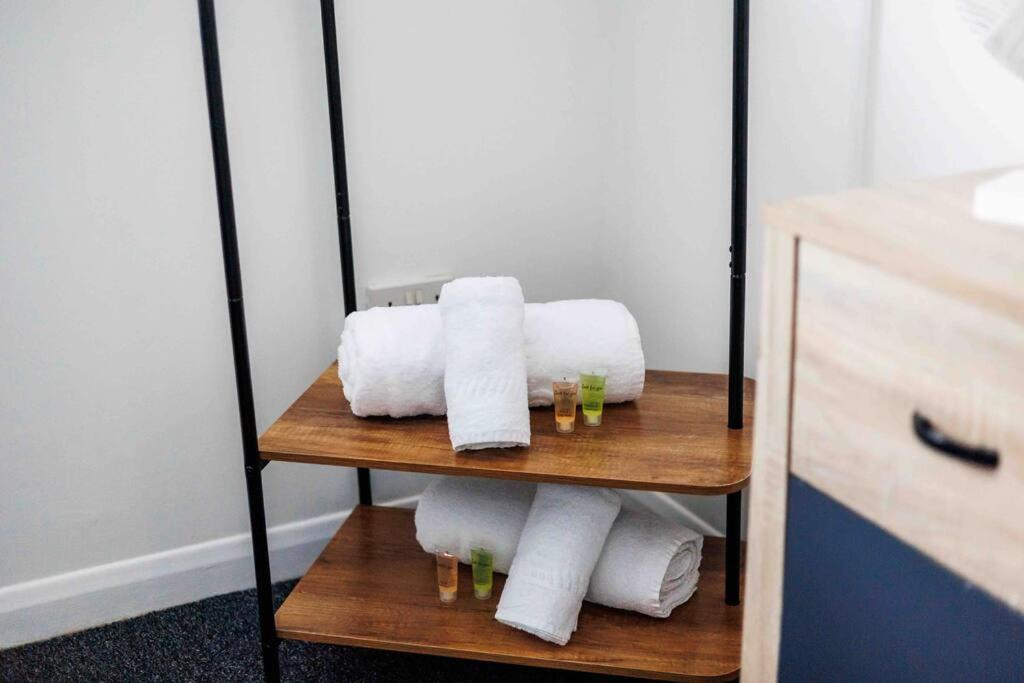 2 Bedroom House-Driveway - Bournemouth Hospital - Long Stay Discounts - Lima Apartments Ltd 외부 사진