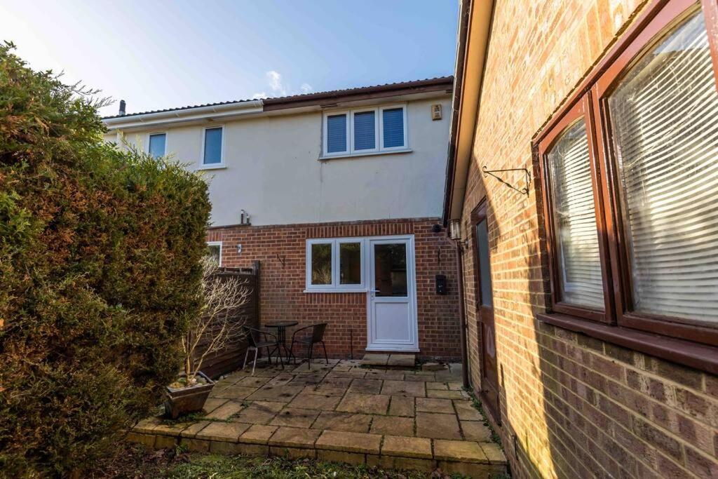 2 Bedroom House-Driveway - Bournemouth Hospital - Long Stay Discounts - Lima Apartments Ltd 외부 사진