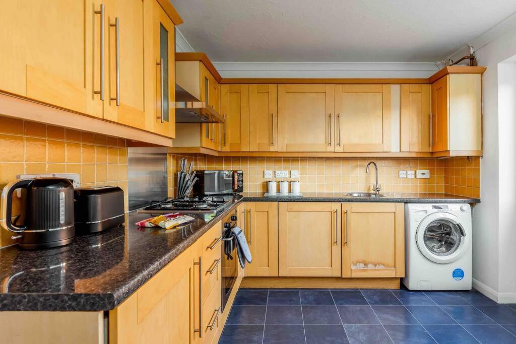 2 Bedroom House-Driveway - Bournemouth Hospital - Long Stay Discounts - Lima Apartments Ltd 외부 사진