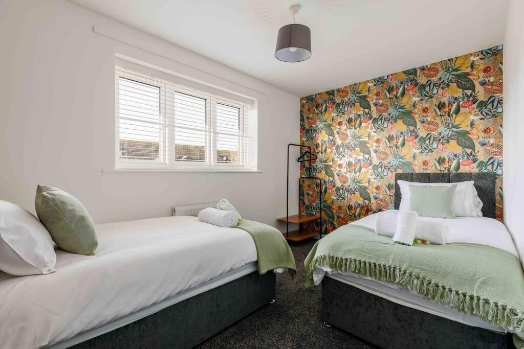 2 Bedroom House-Driveway - Bournemouth Hospital - Long Stay Discounts - Lima Apartments Ltd 외부 사진