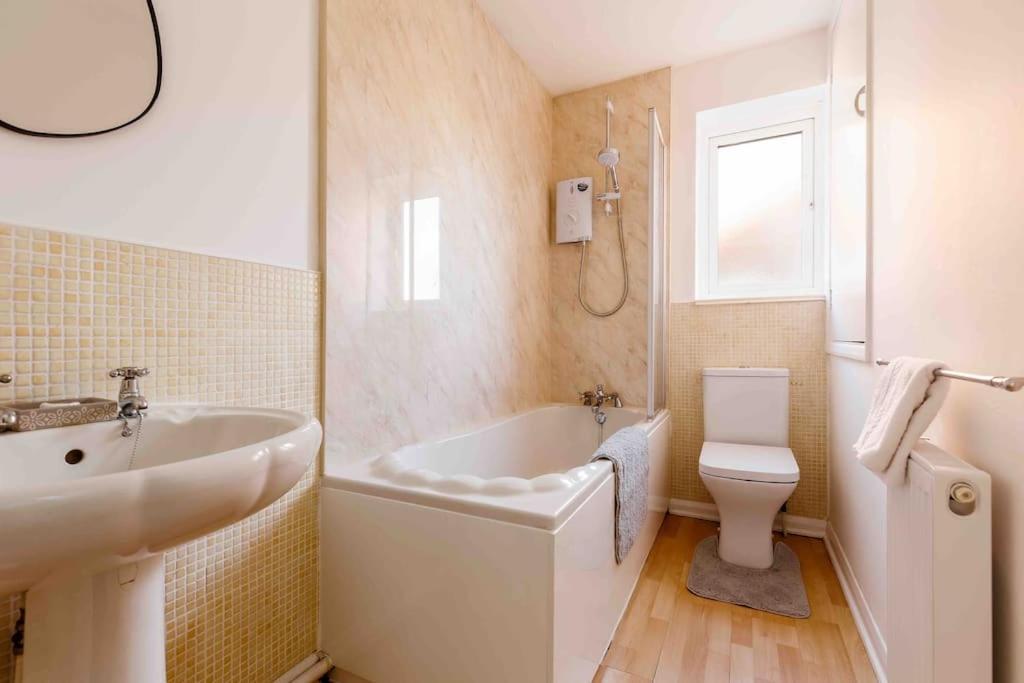 2 Bedroom House-Driveway - Bournemouth Hospital - Long Stay Discounts - Lima Apartments Ltd 외부 사진