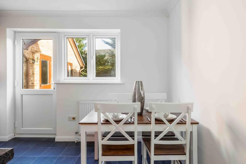 2 Bedroom House-Driveway - Bournemouth Hospital - Long Stay Discounts - Lima Apartments Ltd 외부 사진
