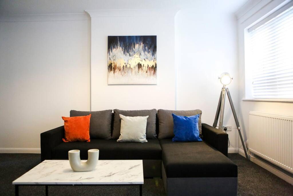 2 Bedroom House-Driveway - Bournemouth Hospital - Long Stay Discounts - Lima Apartments Ltd 외부 사진