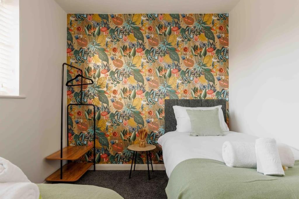 2 Bedroom House-Driveway - Bournemouth Hospital - Long Stay Discounts - Lima Apartments Ltd 외부 사진